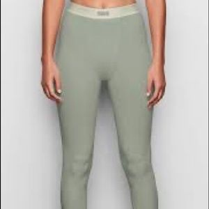 Skims mineral leggings Medium